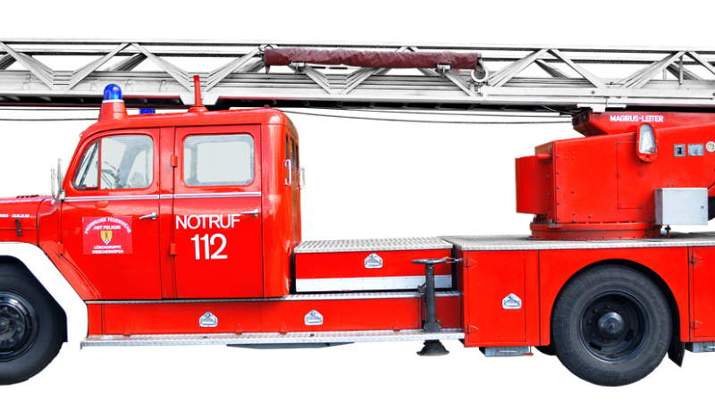 Pembersihan Material Longsor: Tugas Mulia Dinas Damkar Metro.