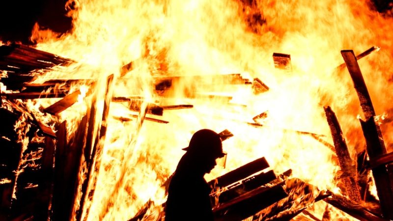 Kebakaran di Permukiman: Dinas Damkar Metro Menunjukkan Keberanian